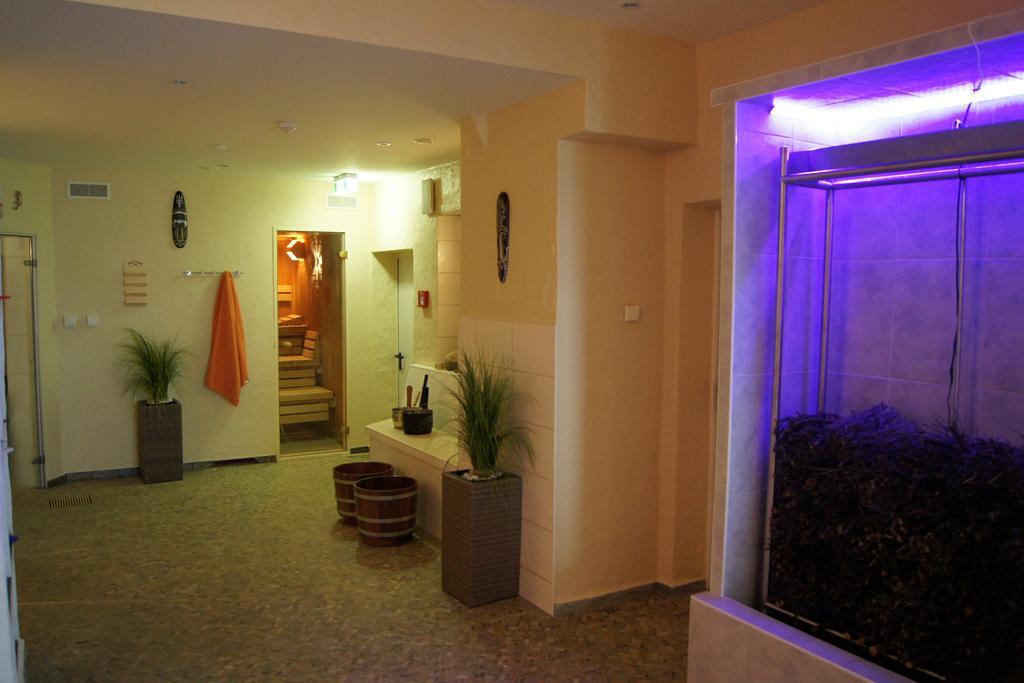 Hotel "Drei Rosen" Ohg Regina & Hans - Peter Fassbinder Leinefelde-Worbis Экстерьер фото